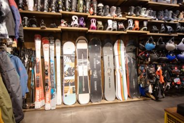 オフシーズンのスノーボード・スキー用品の収納はトランクルームがベスト